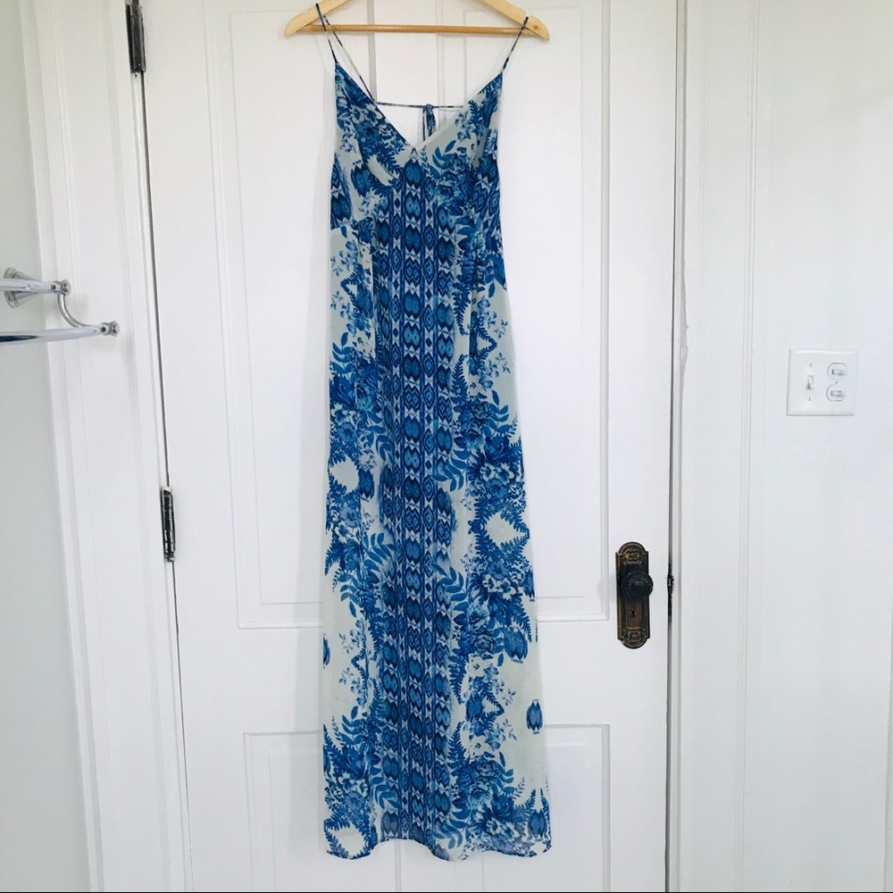 Blue White Floral Strappy Backless Maxi En Creme
